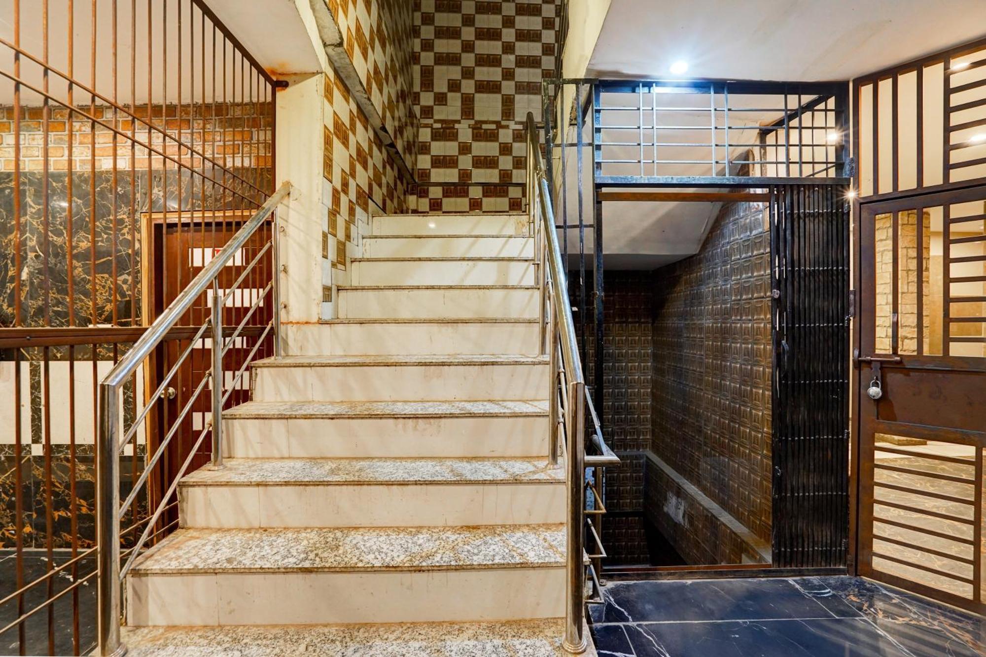 Hotel O Blue Vibes Meerut Esterno foto