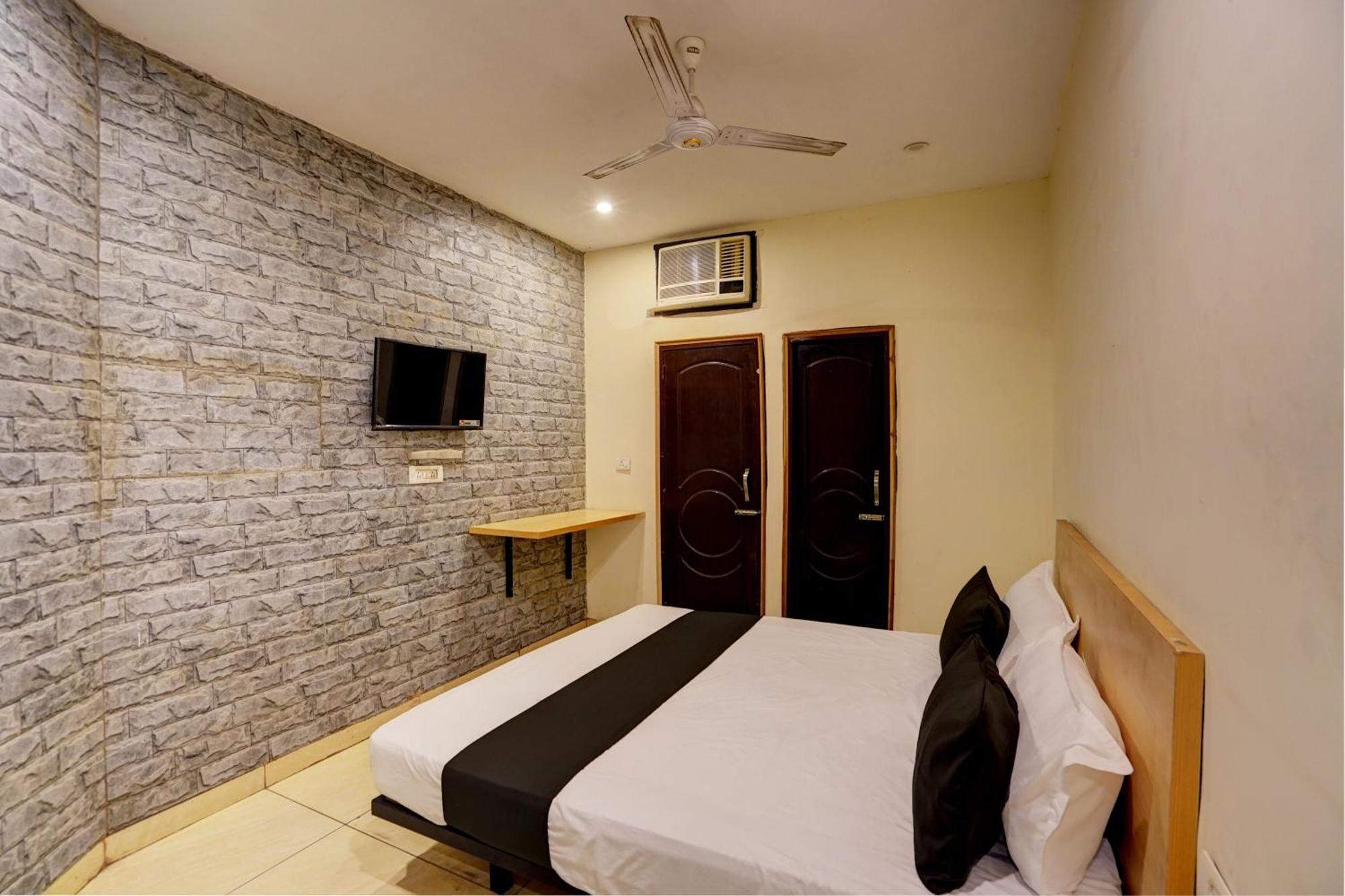 Hotel O Blue Vibes Meerut Esterno foto