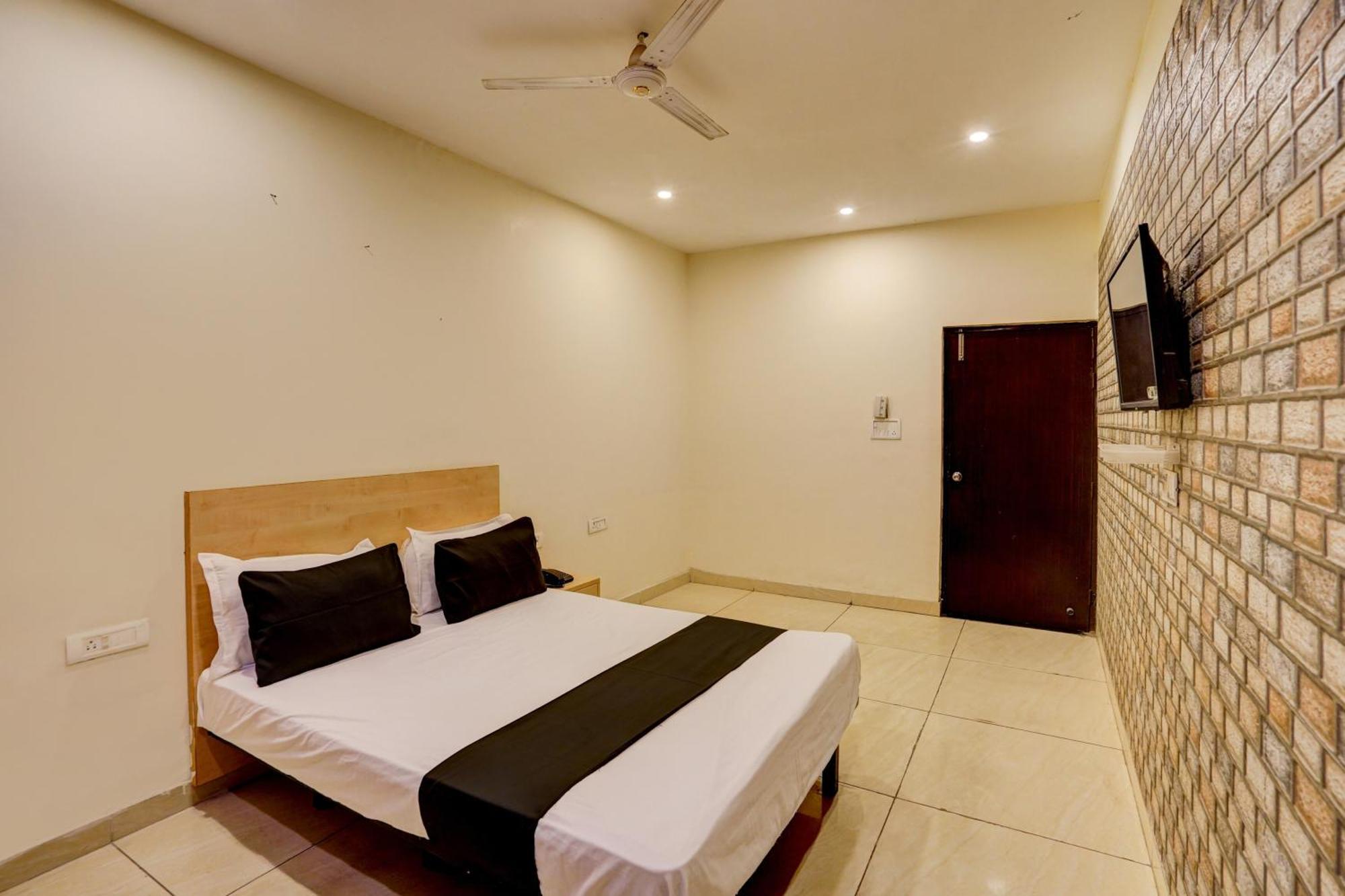 Hotel O Blue Vibes Meerut Esterno foto