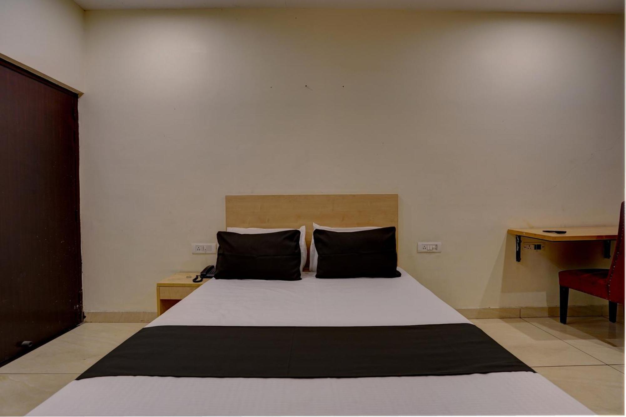 Hotel O Blue Vibes Meerut Esterno foto