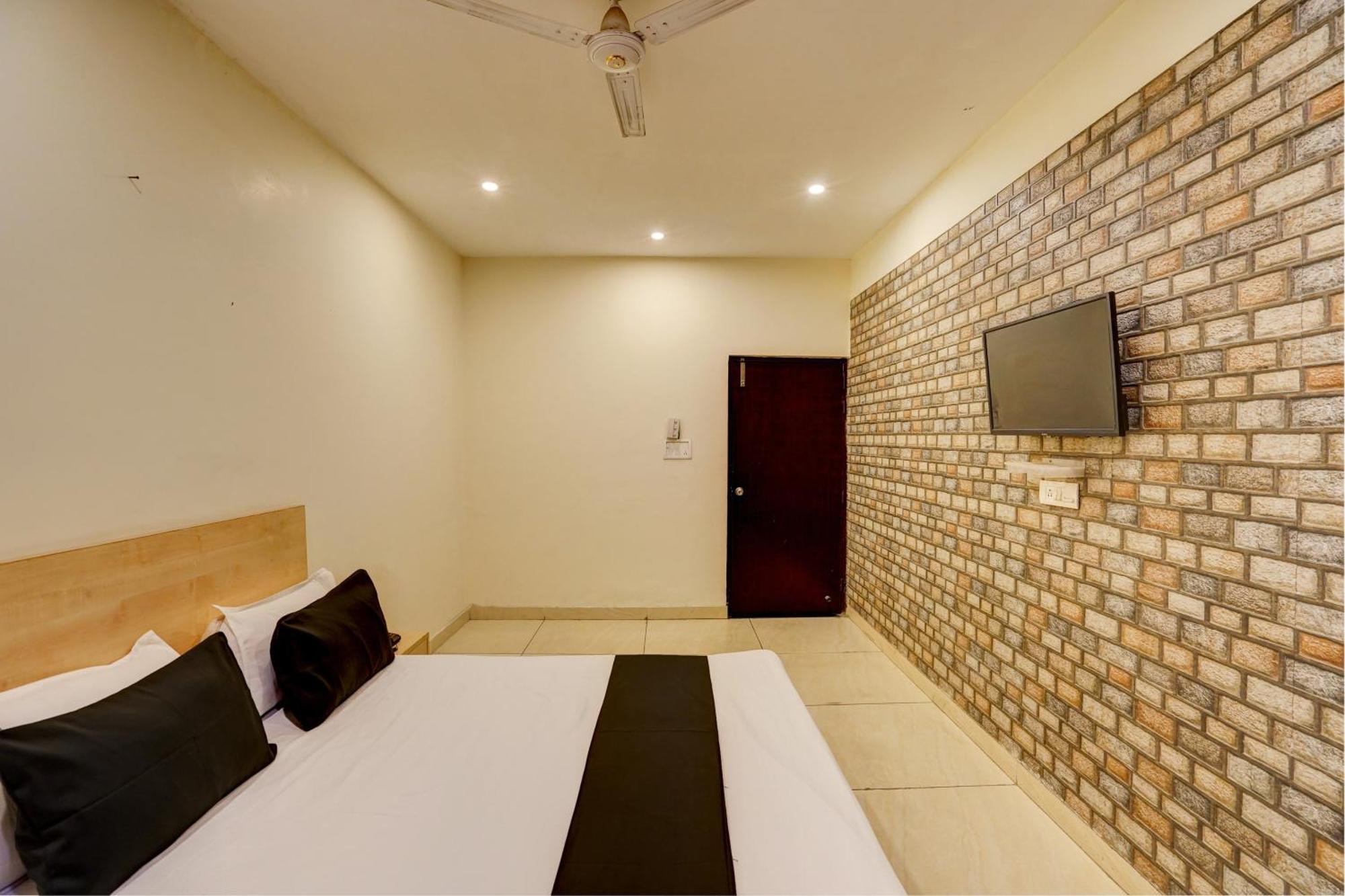 Hotel O Blue Vibes Meerut Esterno foto