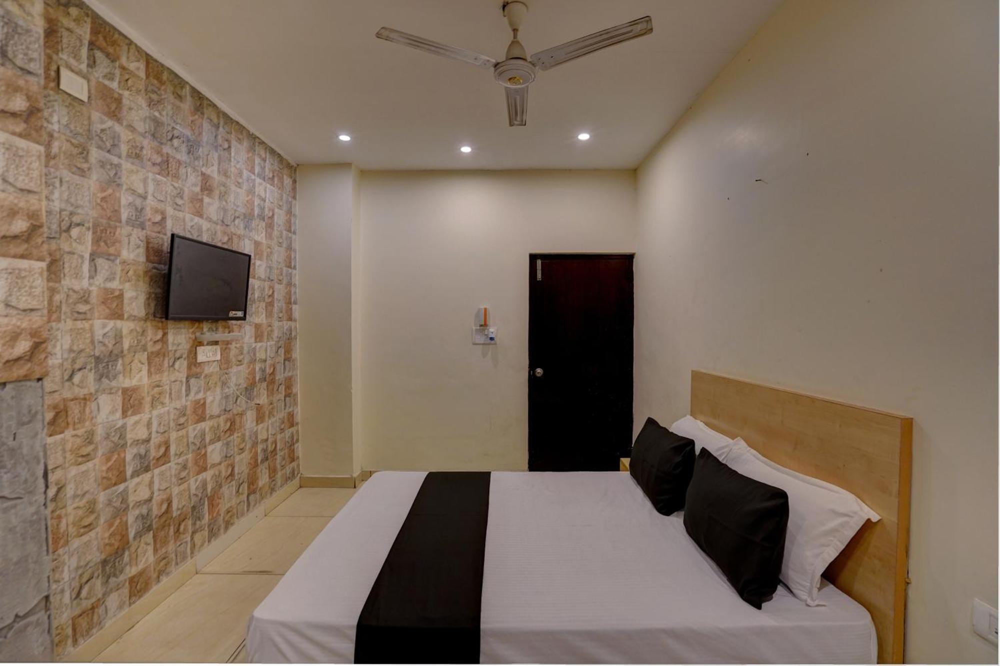 Hotel O Blue Vibes Meerut Esterno foto