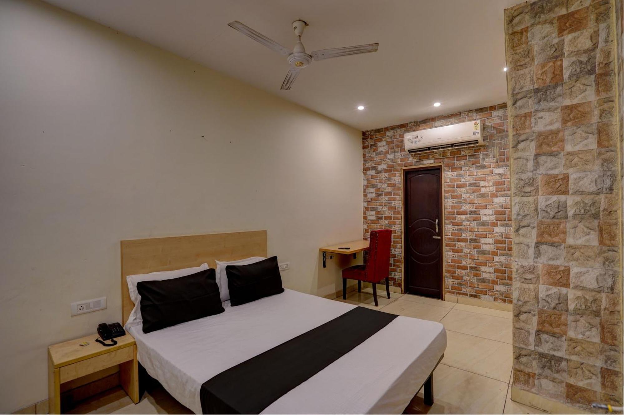 Hotel O Blue Vibes Meerut Esterno foto