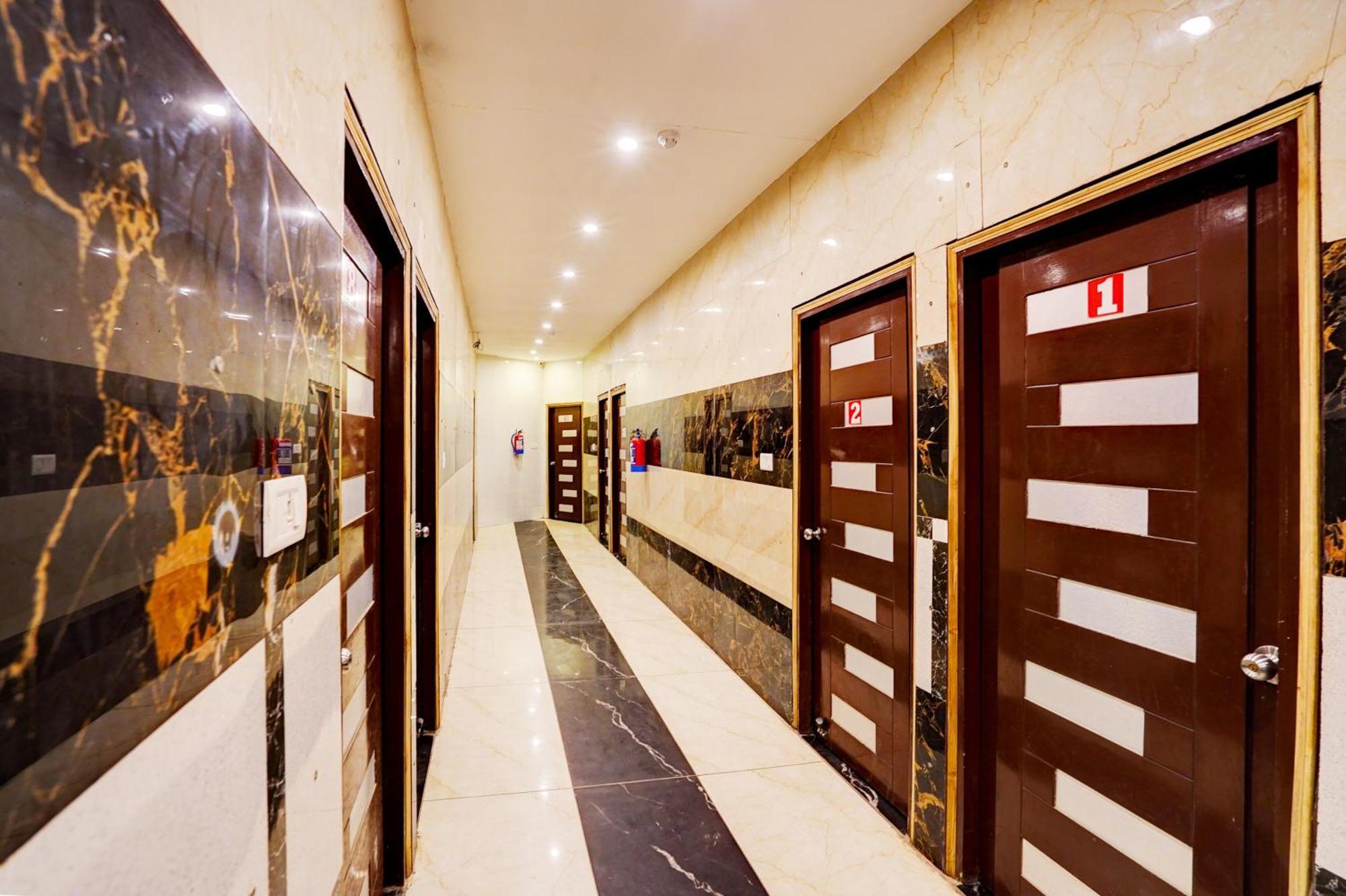 Hotel O Blue Vibes Meerut Esterno foto